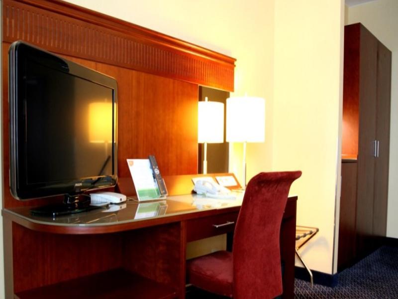 Hotel Courtyard - Lotnisko Chopin 4*